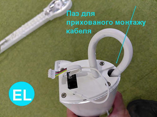 Двигун для штори з прихованим з'єднаням кабелю живлення та керування